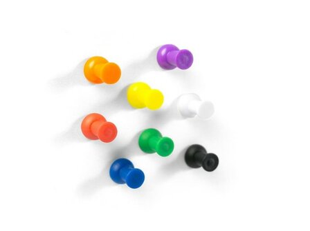 Vrolijke punaise magneten in verschillende kleuren